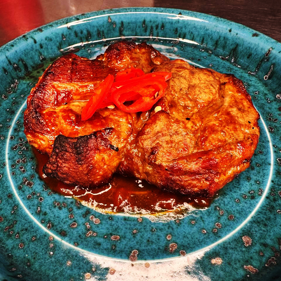 СВИНЯЧИЙ З СОУСОМ