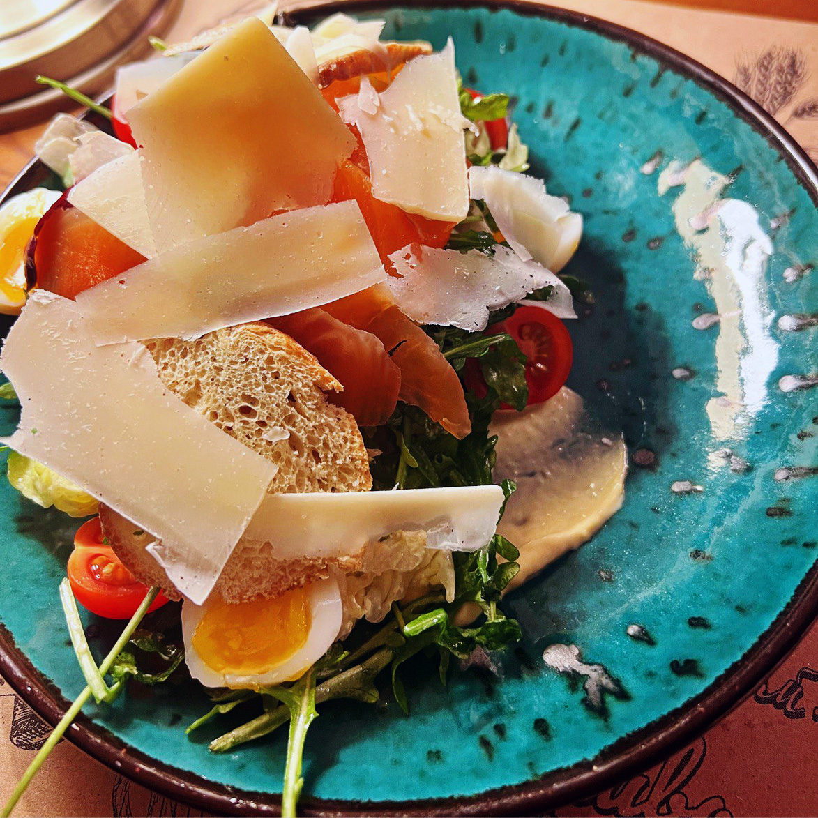 САЛАТ ЦЕЗАР З ЛОСОСЕМ