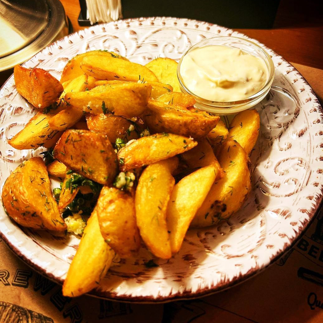 КАРТОПЛЯ ПО-СЕЛЯНСЬКИ З СОУСОМ