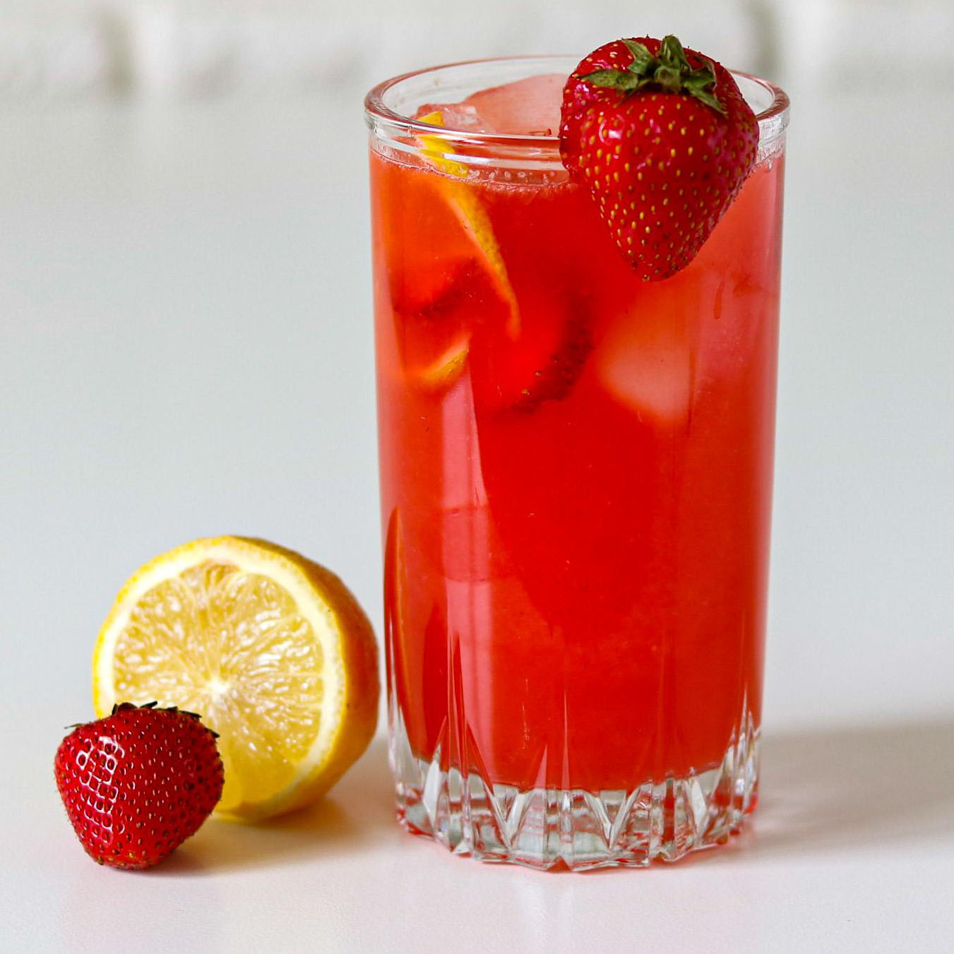 Лимонад з полуницею