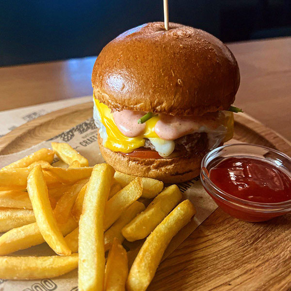 БУРГЕР З КУРКОЮ, КАРТОПЛЕЮ ТА СОУСОМ