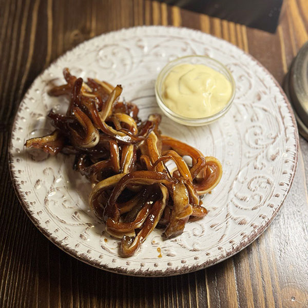 СВИНЯЧІ ВУХА З СОУСОМ