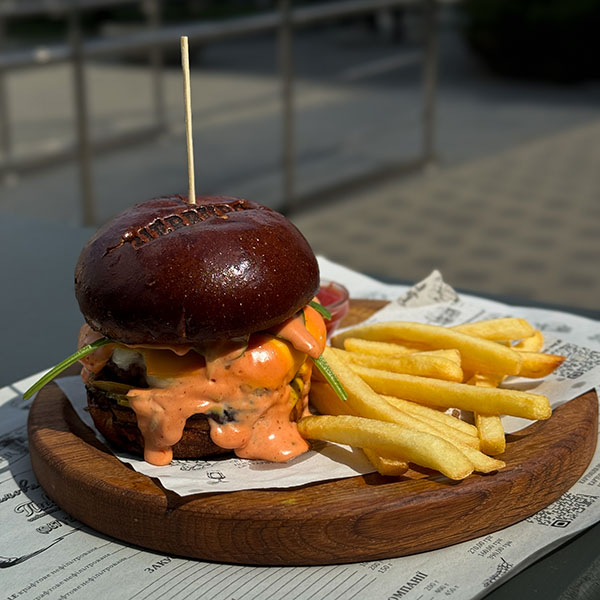 БУРГЕР З ЯЛОВИЧИНОЮ, КАРТОПЛЕЮ ТА СОУСОМ