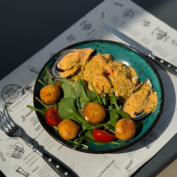 САЛАТ З МОРЕПРОДУКТАМИ З СОУСОМ ТОМ ЯМ