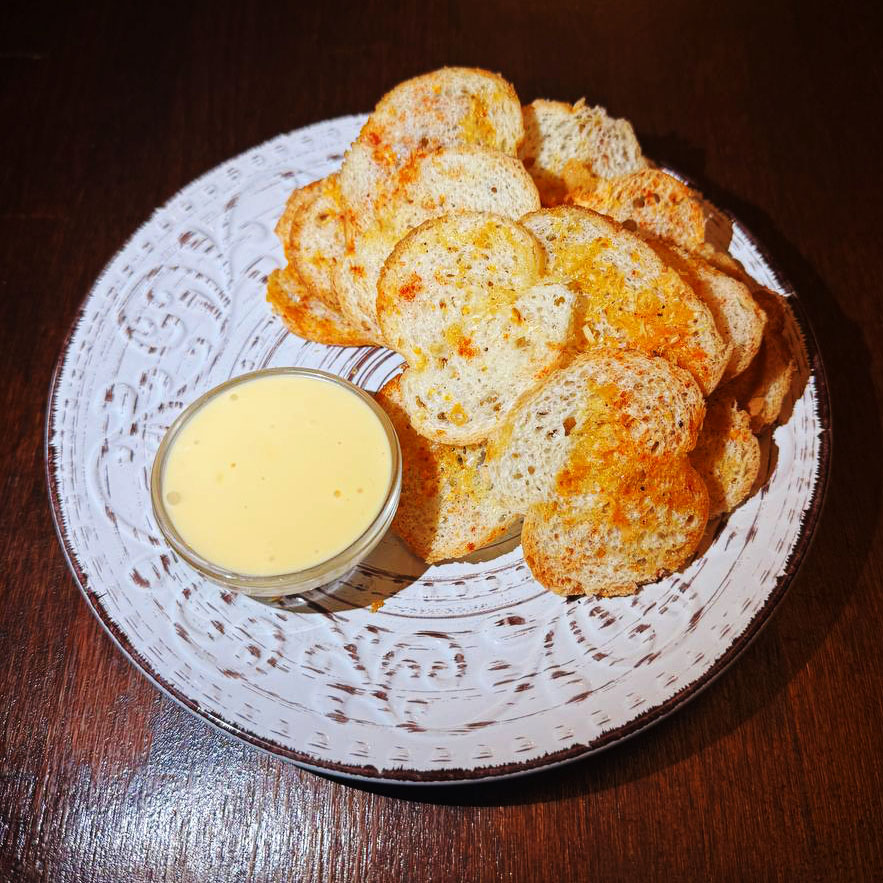 СУХАРИКИ З СИРНИМ СОУСОМ