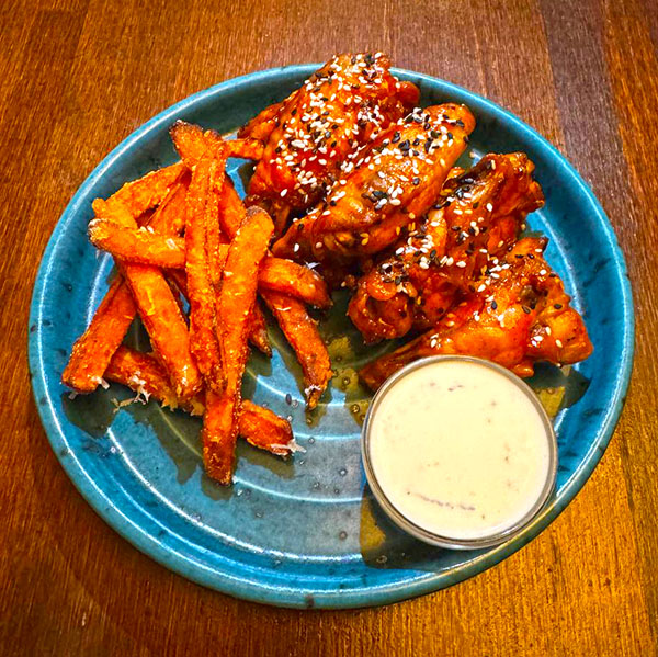 Крильця пікантно гострі з бататом і соусом боючіз